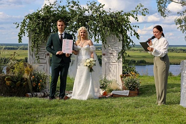 Денис Боков стал гостем на свадьбе Сергея и Анастасии Есениных в Константинове