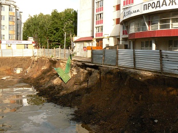 В центре Рязани дорога обрушилась в котлован стройки многоэтажки - 62ИНФО В центре Рязани дорога обрушилась в котлован стройки многоэтажки
