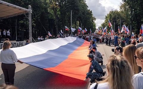 В России празднуют День Государственного флага