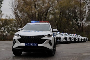 Рязанским сотрудникам ГАИ вручили ключи от 13 новых патрульных машин