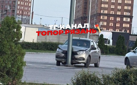 В Рязани автомобиль врезался в столб