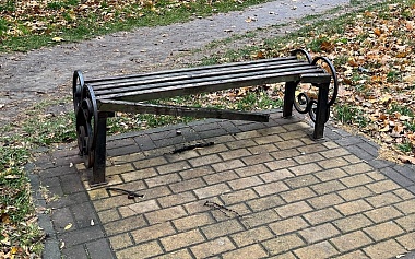 Рязанцы пожаловались на сломанные скамейки в сквере 50-летия Октября 