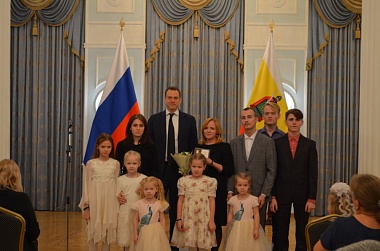 Губернатор Павел Малков поздравил многодетных с Днём матери