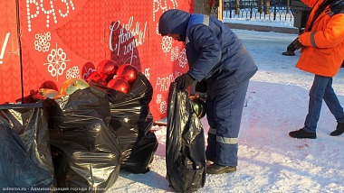 Рязанскую ёлку на площади Ленина украсили 400 шариков