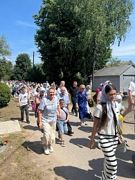 В Дашково-Песочне в Троицу прошел крестный ход к святому источнику