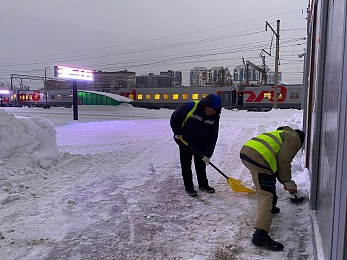 На рязанских железнодорожных вокзалах идёт уборка снега