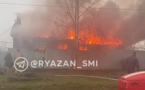 Рязанцы сообщили о крупном пожаре в Захаровском районе