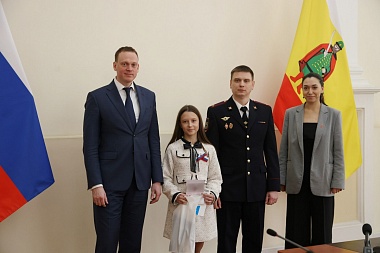 Павел Малков вручил паспорта молодым рязанцам 