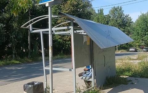 В Дашково-Песочне у остановки едет крыша