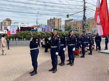 В Рязани 9 Мая возложили цветы к Вечному огню и развернули Георгиевскую ленту