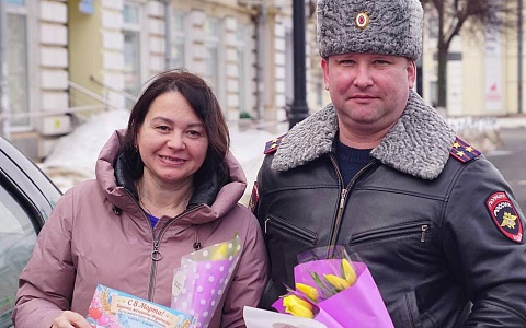 Весенние букеты вручили сотрудники Госавтоинспекции рязанкам на дорогах 8 марта 