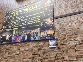 В Рязани цветы в память о Пригожине и Уткине несут к бывшему центру набора в ЧВК "Вагнер"