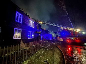 МЧС: пожар двухэтажного дома на Лесопарковой в Рязани тушили 39 человек