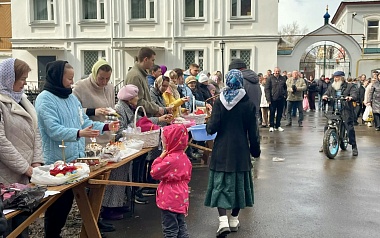 Фоторепортаж: рязанцы освятили куличи у Скорбященского храма
