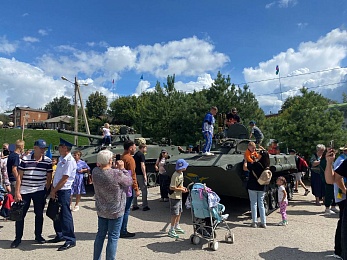 В Рязани День ВДВ отметили показательными выступлениями десантников и прыжками с парашютом