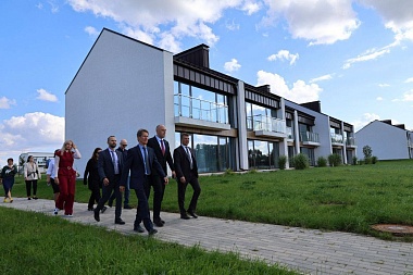 Артём Бранов проинспектировал строительство фармзавода в Скопинском районе