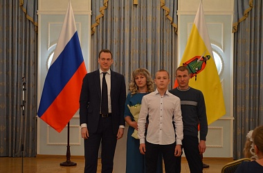 Губернатор Павел Малков поздравил многодетных с Днём матери