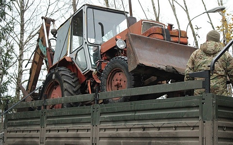 Шатчане отправили на фронт экскаватор