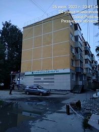 На улице Тимакова в Рязани закрасили мозаику на фасаде доме во время капремонта 