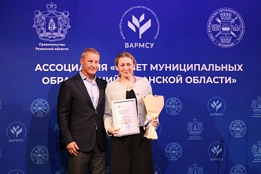 Сотрудников местного самоуправления поздравили спектаклем «Ревизор»