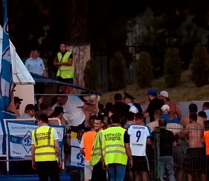 Неизвестный выбежал на футбольное поле во время матча «Рязани-ВДВ» и «Динамо»