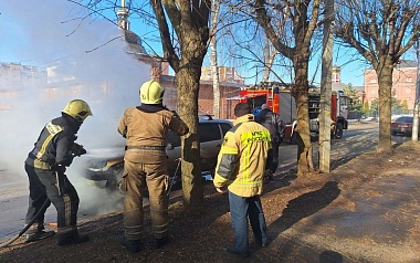 В Рязани пожарные потушили Chevrolet Niva на Затинной