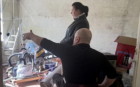 В доме, где живет инвалид-колясочник, решено оборудовать отдельный вход с пандусом