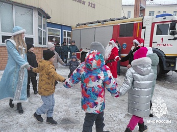 Рязанских детей поздравили сотрудники МЧС в костюмах Дедов Морозов