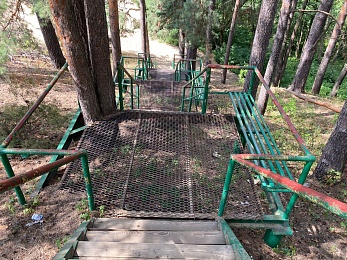 В Солотче лестница на Лысой горе опасна для отдыхающих