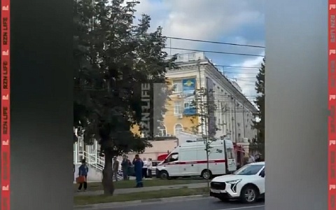 В центре Рязани на окне заметили неадекватного мужчину