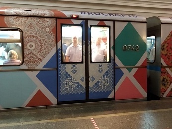 Кадомский вениз украсил поезд московского метро - 62ИНФО Кадомский вениз украсил поезд московского метро