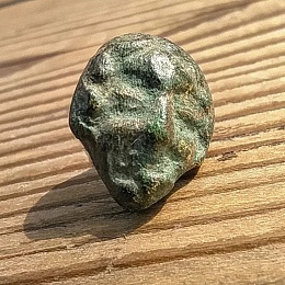 Археологи нашли в Рязанской области древнее украшение с лицом