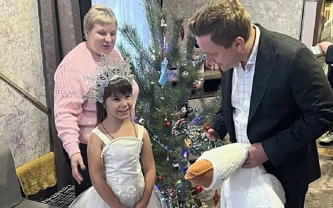 Денис Боков вручил подарки семье с 7 детьми из Шацка