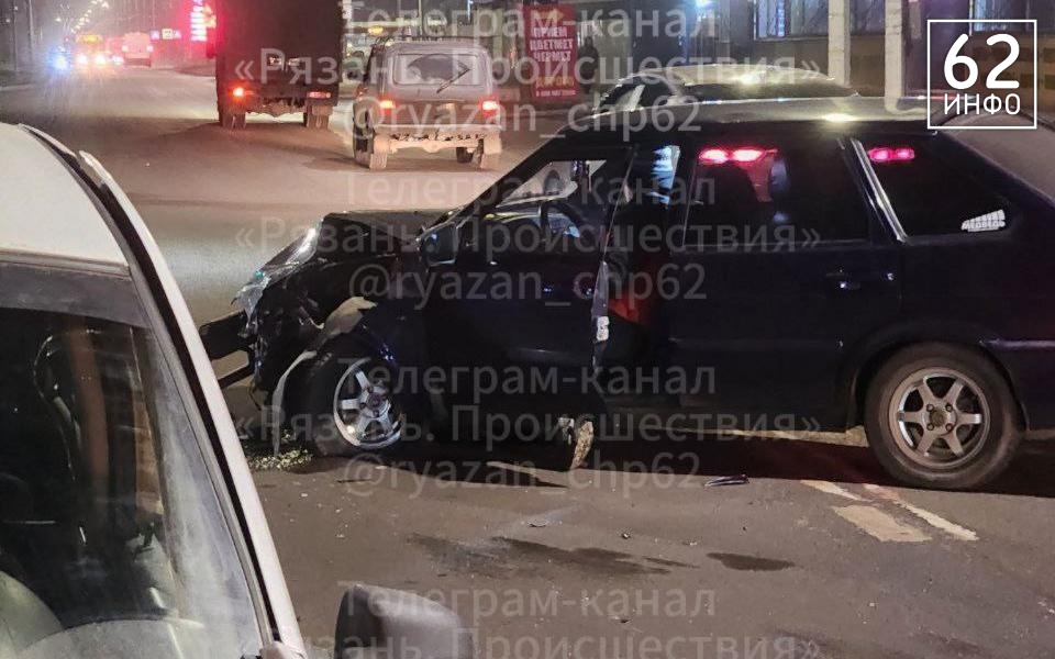 Две машины столкнулись при повороте на Недостоево под Рязанью - 62ИНФО