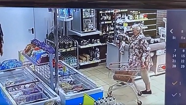 В Калуге пенсионерка ударила бутылкой коньяка чихуахуа на кассе
