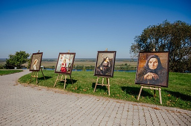 К 130-летию Есенина ГК «Зелёный сад - наш дом» подарила музею в Константинове цикл картин