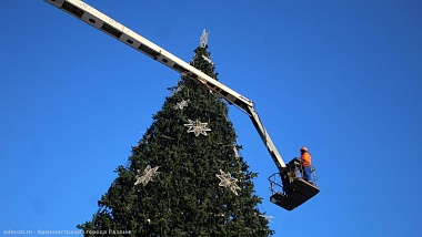 Рязанскую ёлку на площади Ленина украсили 400 шариков