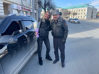Автоинспекторы дарят цветы автомобилисткам в честь 8 Марта 
