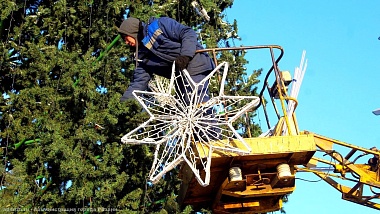 Рязанскую ёлку на площади Ленина украсили 400 шариков