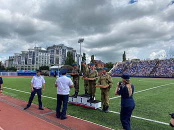 В Рязани День ВДВ отметили показательными выступлениями десантников и прыжками с парашютом