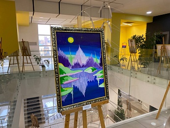 Держит кисть в зубах: в Рязани представили выставку "Творчество без рук" - 62ИНФО Держит кисть в зубах: в Рязани представили выставку "Творчество без рук"