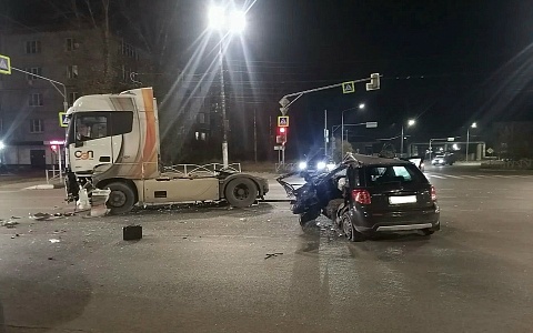 Трое погибли, двое в больнице: пьяный водитель грузовика снес легковушку в Рязани