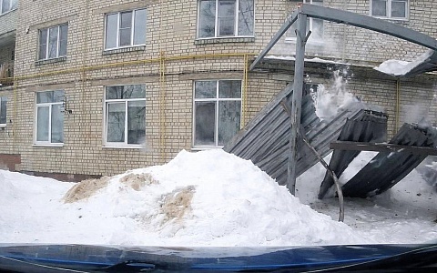 Уголовное дело возбудили на УК после обрушения козырька подъезда в Варских