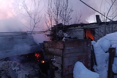 В Старожиловском округе 14 часов тушили большой пожар в жилом доме