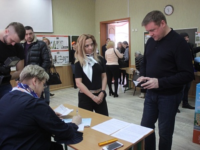Любимов вместе с женой проголосовал на избирательном участке  в лицее № 4
