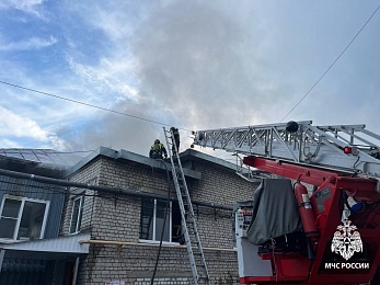В Рязани 23 пожарных тушили огонь на складе