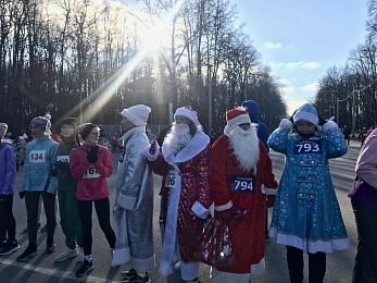 Рязанцы пробежались по Лесопарку в честь дня рождения Деда Мороза 