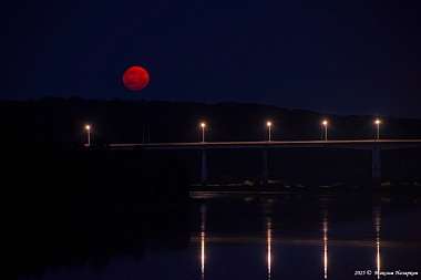 Рязанцы делятся фотографиями «клубничной» луны