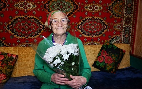 В Рязани поздравили со 101-летием труженицу тыла Клавдию Беликову