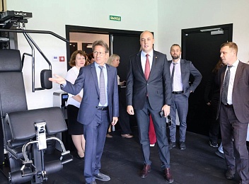 Артём Бранов проинспектировал строительство фармзавода в Скопинском районе